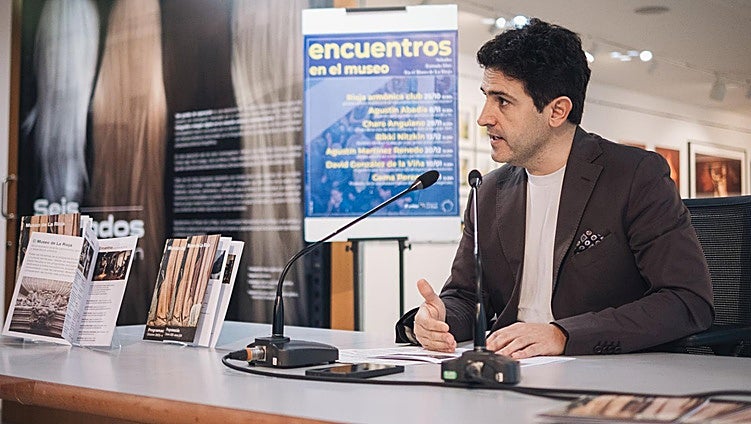 El director general de Cultura, Roberto Iturriaga, en la presentación de la programación del Museo de La Rioja para este trimestre.