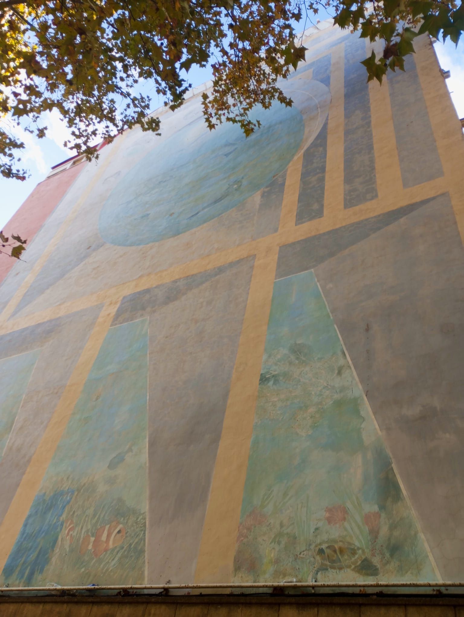 Obra de Demetrio Navaridas, otro de los nueve del IX Centenario del Fuero de Logroño de 1995... necesitado de restauración y de que el arbolado no lo tape la mayor parte del año.