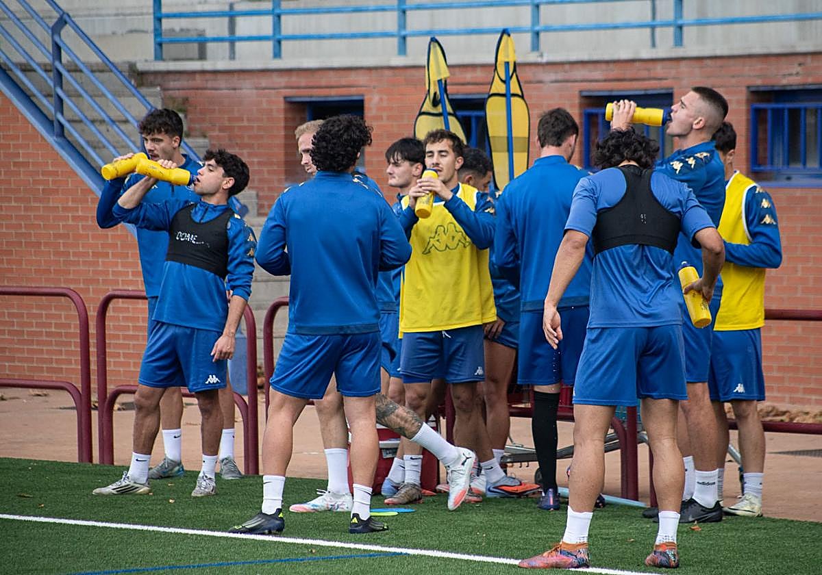 Los jugdadores de la SDL se refrescan en un entrenamiento de esta semana.