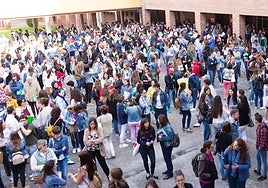 Opositores esperan para entrar a examinarse.