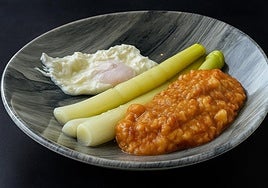 Plato de puerros con la sopa densa de ajo.