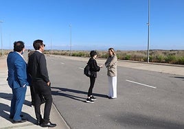 Belinda León conversa con la edil de Desarrollo Local, en septiembre.