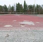 Las dos pistas de tenis ubicadas en uno de los fondos del polideportivo presentan un estado de deterioro con firme irregular y agujeros.