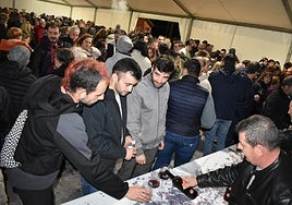 El 'Joven de Noviembre' de la cooperativa San Miguel no paró de servirse en la carpa llena de público.