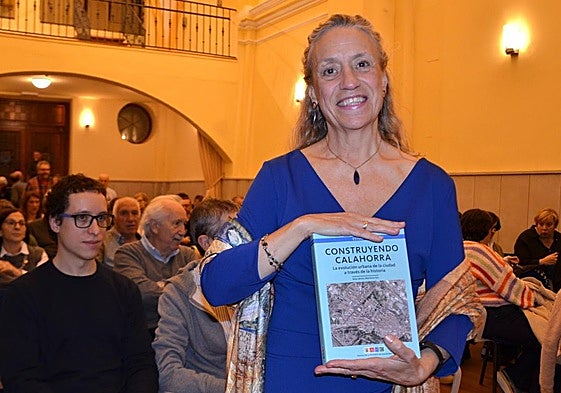 Ana Jesús Mateos Gil, el viernes, en la presentación del libro 'Construyendo Calahorra' en la sala Ermita de la Concepción.