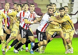 Lupu, que podría reaparecer hoy después de su lesión, lucha en el área del Eibar B la tempoirada pasada.
