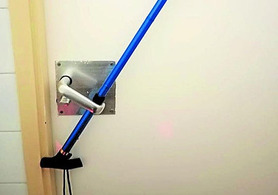 Sin cerrojo en el baño del Ayuntamiento, hoy en La Guindilla.