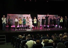 Los dieciséis actores aficionados alfareños, con la dirección de Arrate Sánchez y Sandra Lerín, se llevaron la ovación del público.