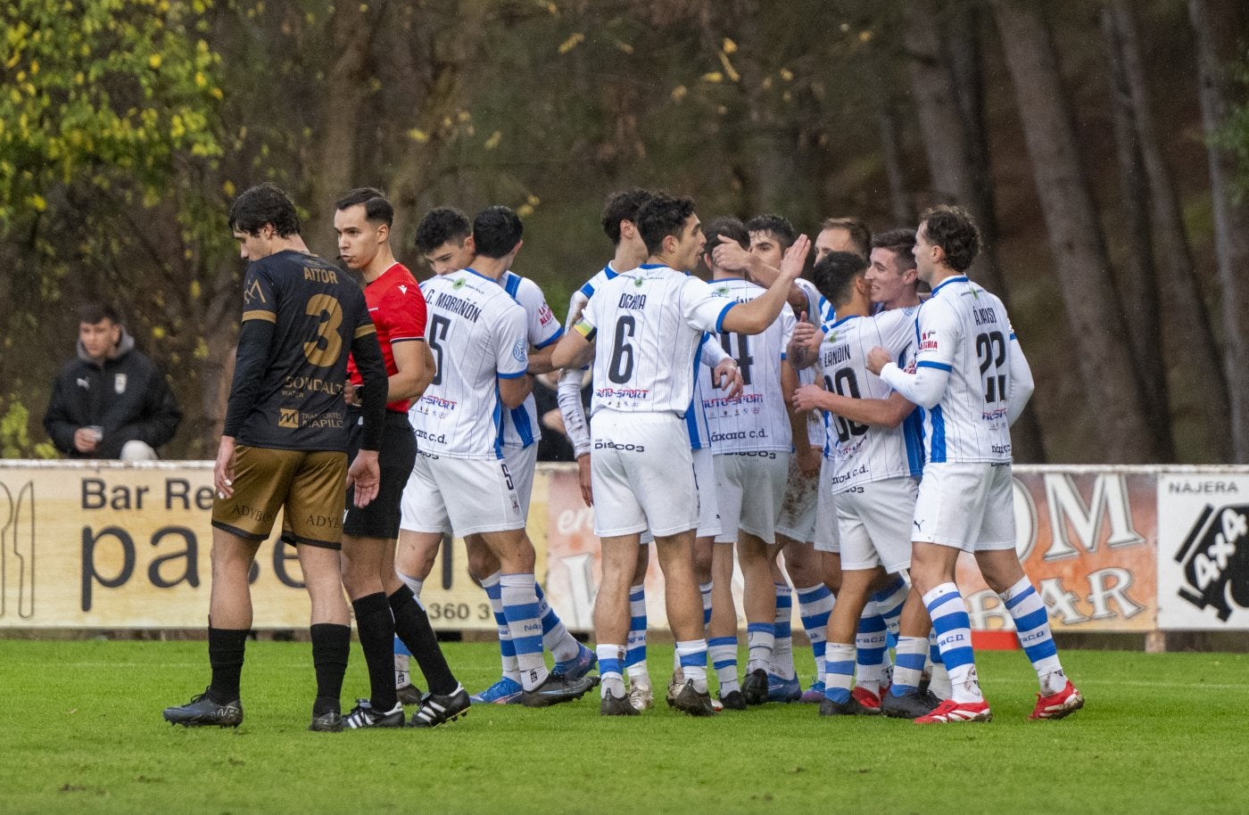 Los jugadores del Náxara celebran su primer gol ante el Alfaro.