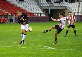 Otadui remata a puerta durante el encuentro disputado en Las Gaunas.