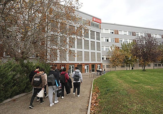 Un grupo de alumnos, a las puertas de la facultad de Educación Infantil y Primaria de la UR.