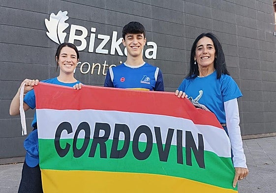 La madre y los hermanos de Zabala, frente al Frontón Bizkaia.