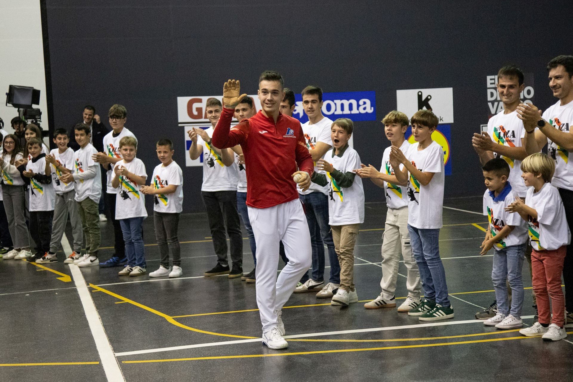 Las imágenes del debut de Carmelo Loza
