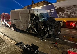 La furgoneta que colisión contra una vivienda en Valverde.