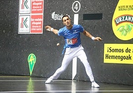 Zabala entra con la derecha durante la final.