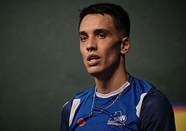 Zabala y Peio Etxeberria observan a Alústiza, responsable del material de la final.