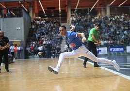 Javier Zabala corre a contracancha para alcanzar una pelota en la final del Cuatro y medio que se disputó el domingo en Bilbao.
