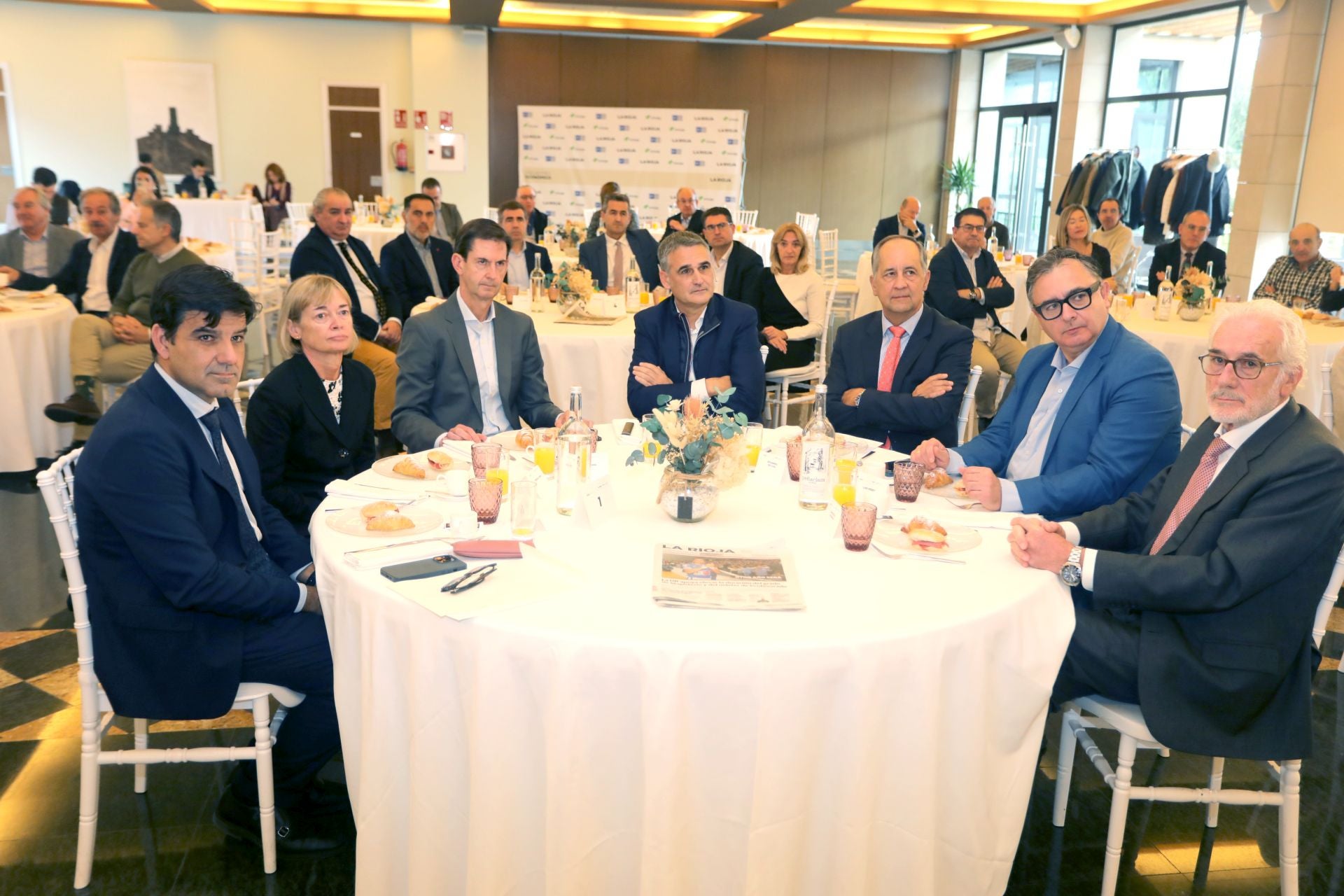 Manuel Rubio (Unicaja), Teresa Cobo (Diario LA RIOJA), Goyo Ezama (Diario LA RIOJA), el ponente Josu Ugarte (Schneider Electric), Eduardo de Luis (FER), Luis Pérez (ADER) y Francisco Achiaga (Nueva Rioja),