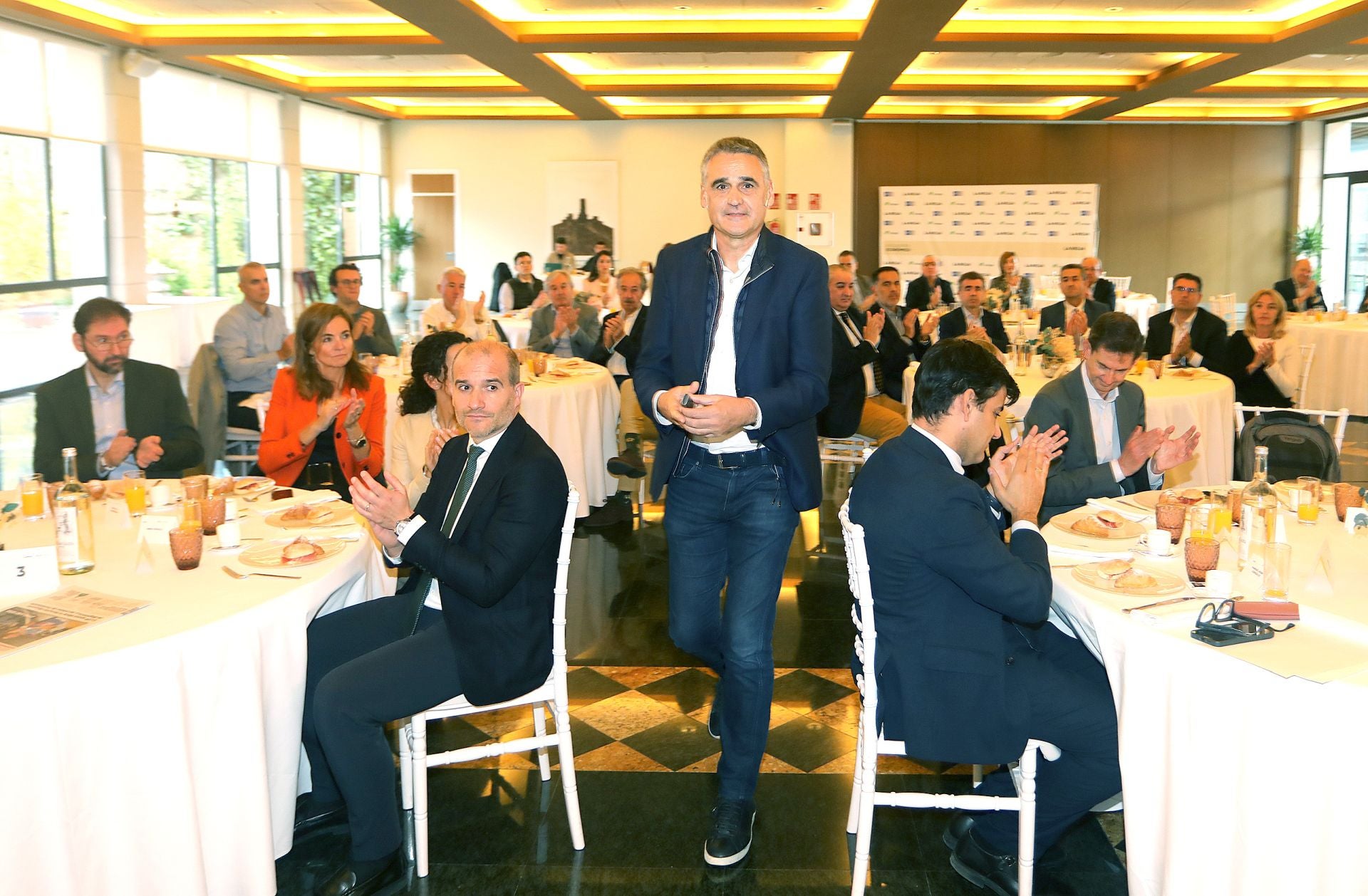 Josu Ugarte se dirige al estrado para iniciar su ponencia.