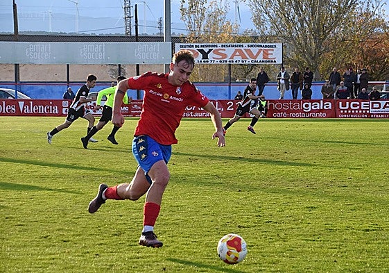 El autor del gol rojillo, Lucas Díaz, vuela por la banda en un ataque del Calahorra, ayer en La Planilla.
