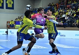 Luis Juárez, que tuvo minutos de calidad en Irún, intenta pasar entre los exfranjivino García e Peciña.