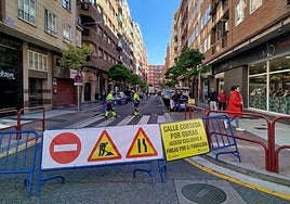 Tramo de Vitoria cortado informando de que se permitirá exclusivamente el acceso a fincas por la calle Fundición.