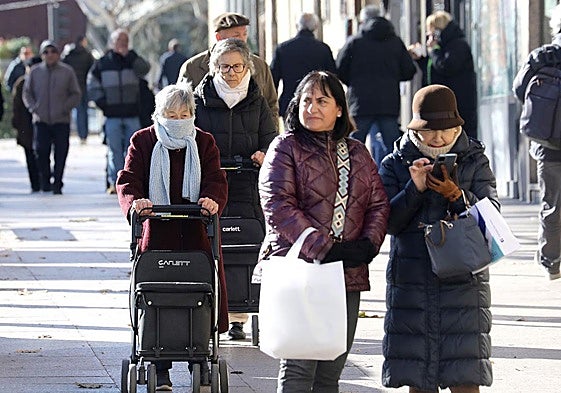 Unas mujeres, abrigadas contra el frío, caminan por Logroño, en una imagen de archivo .