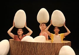 Un huevo salido del nido protagoniza el espectáculo 'KL'AA'.