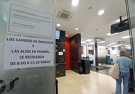 Carteles informativos sobre la tramitación de los empadronamientos, en la Oficina de Atención al Ciudadano de Calahorra.