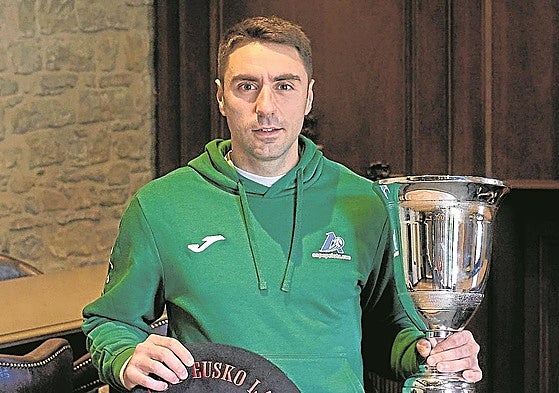 Peio Etxeberria con la chapela de campeón del Cuatro y medio y el trofeo en el Castillo de Gorráiz.