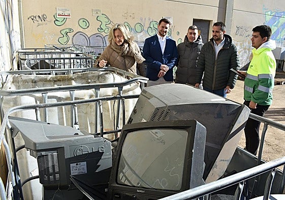 Visita de las autoridades y responsable de FCC en La Rioja al nuevo punto de recogida de residuos domésticos de Calahorra, ayer.