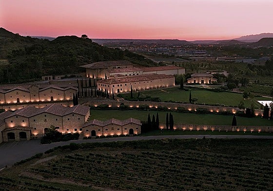 Vista al atardecer de Bodegas Marqués de Murrieta