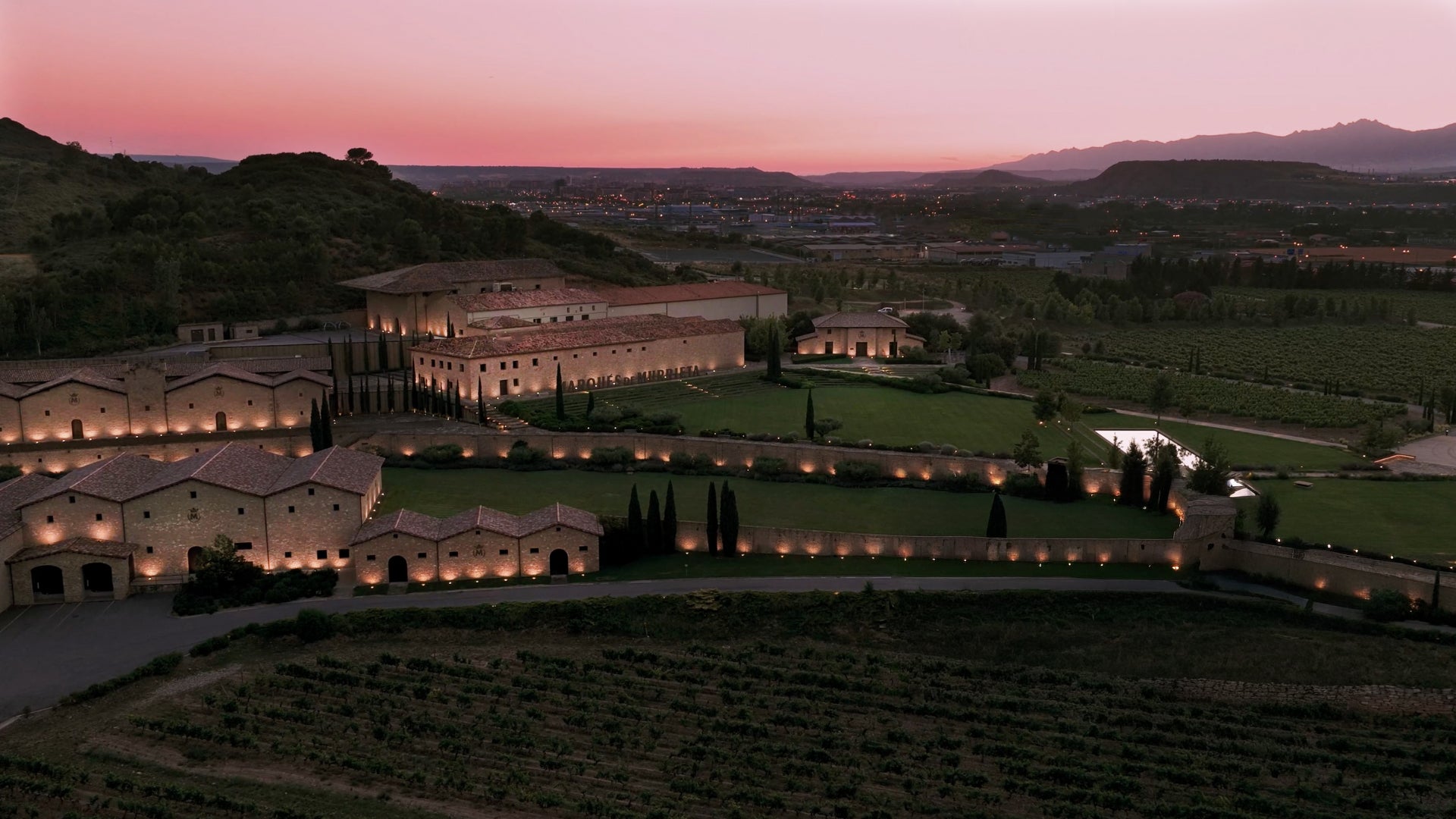 Vista al atardecer de Bodegas Marqués de Murrieta