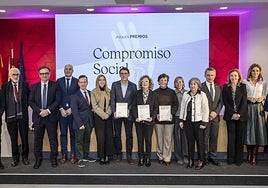 Foto de familia de los galardonados, jurado y autoridades, en la segunda edición de los premios, en diciembre del pasado año.