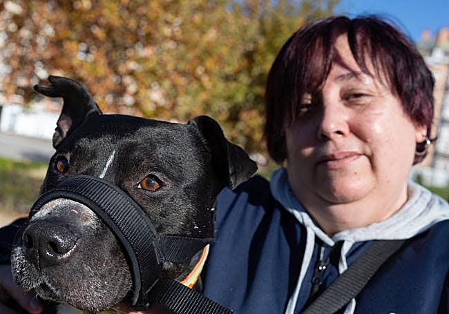 El perro Vox y su dueña Eva Angelines Clavijo.