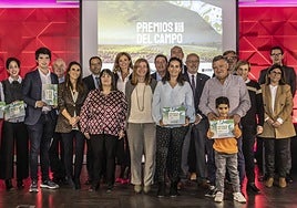 Los galardonados en la última edición, junto con organizadores y patrocinadores.