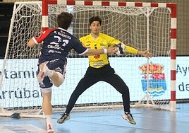 Xoan Ledo espera atento el lanzamiento del jugador del Alicante.