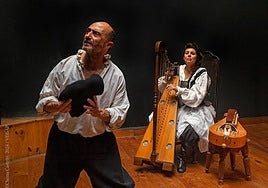 Pepe Viyuela, acompañado por Sara Águeda, interpreta sobre las tablas al buscavidas Onofre.