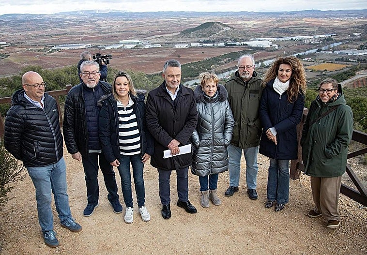 El alcalde y los concejales, junto a representantes vecinales y técnicos municipales, en el mirador de la torre isabelina.