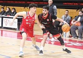 Iker Montero, con el balón, fue el mejor de los logroñeses.