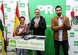 Víctor Grandes, a la derecha, con Sofía Montenegro y Rubén Antoñanzas durante la campaña electoral de 2019.