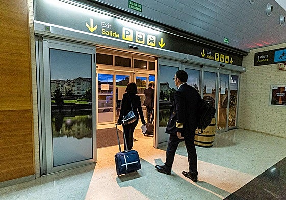 Pasajeros y miembros de tripulación entran en el aeropuerto de Agoncillo.