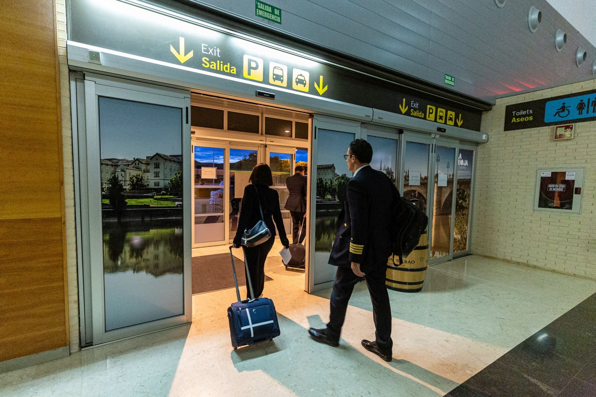 Pasajeros y miembros de tripulación entran en el aeropuerto de Agoncillo.