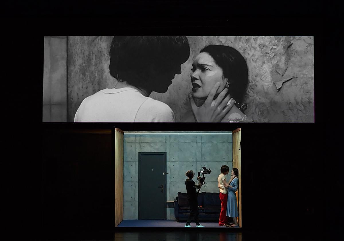 Escena de 'La otra bestia', de Ana Rujas, con vídeo simultáneo a la acción teatral.