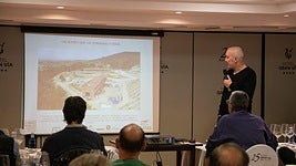 Alberto Pedrajo, en el salón de catas explicando el proyecto de construcción de la bodega en Villalba