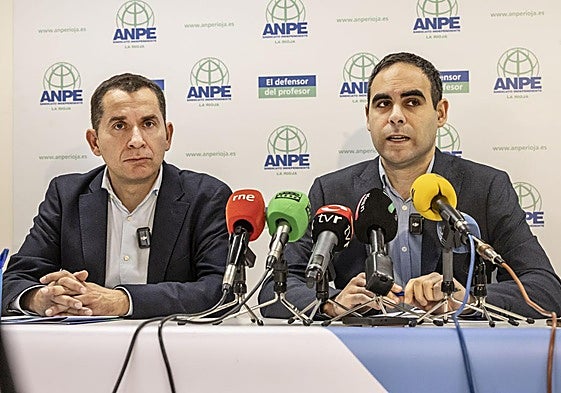 Gustavo Navas, presidente de ANPE-Rioja, y Andrés Toledo, Defensor del Profesor en La Rioja, en la presentación del informe anual del curso pasado.