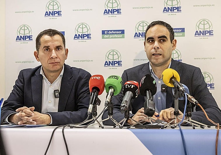 Gustavo Navas, presidente de ANPE-Rioja, y Andrés Toledo, Defensor del Profesor en La Rioja, en la presentación del informe anual del curso pasado.