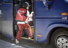 Un alumno sube a un autobús escolar.
