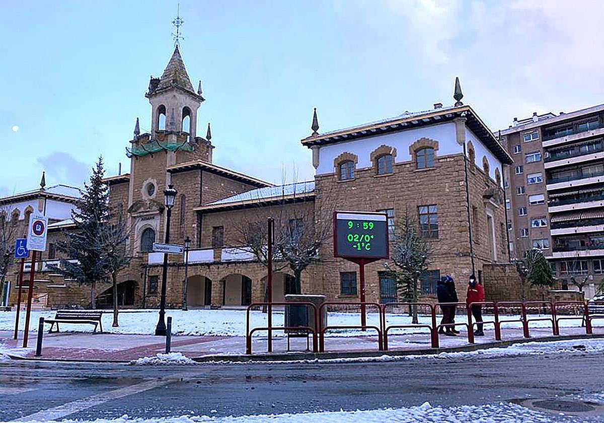 Haro se prepara para la llegada de nevadas con varios vehículos y 80 toneladas de sal