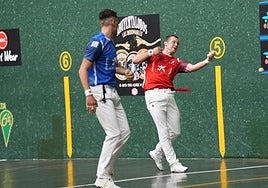 Elordi golpea en presencia de Javier Zabala durante un partido anterior